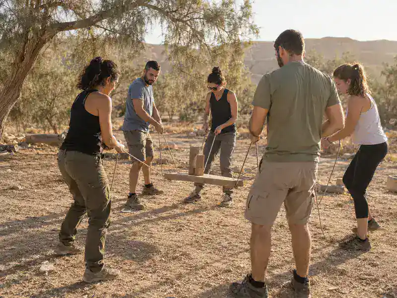 צוות מתאם יחד אתגר חבלים בחורשה מדברית כללית בדרום