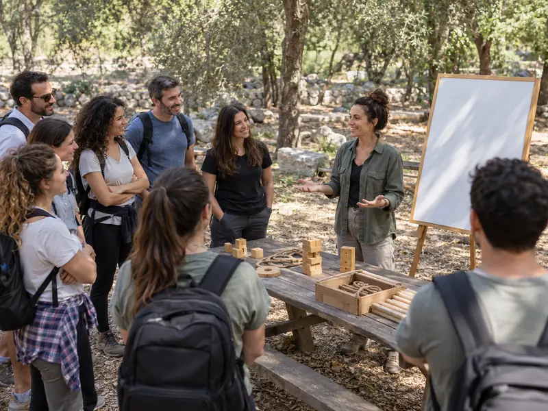 קבוצת עובדים מתכנסת לתדריך פתיחה של יום גיבוש בטבע
