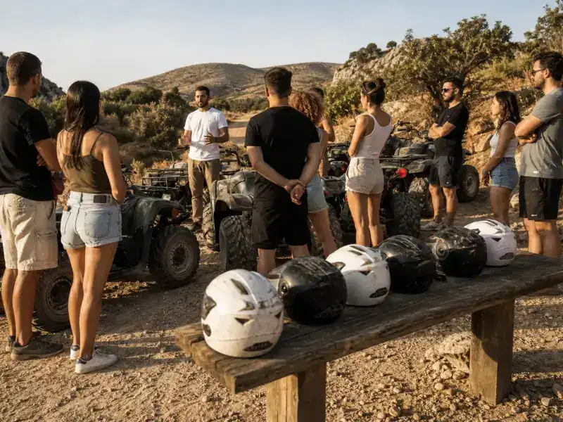 קבוצה מקבלת תדריך בטיחות לצד טרקטורוני שטח במסלול כללי