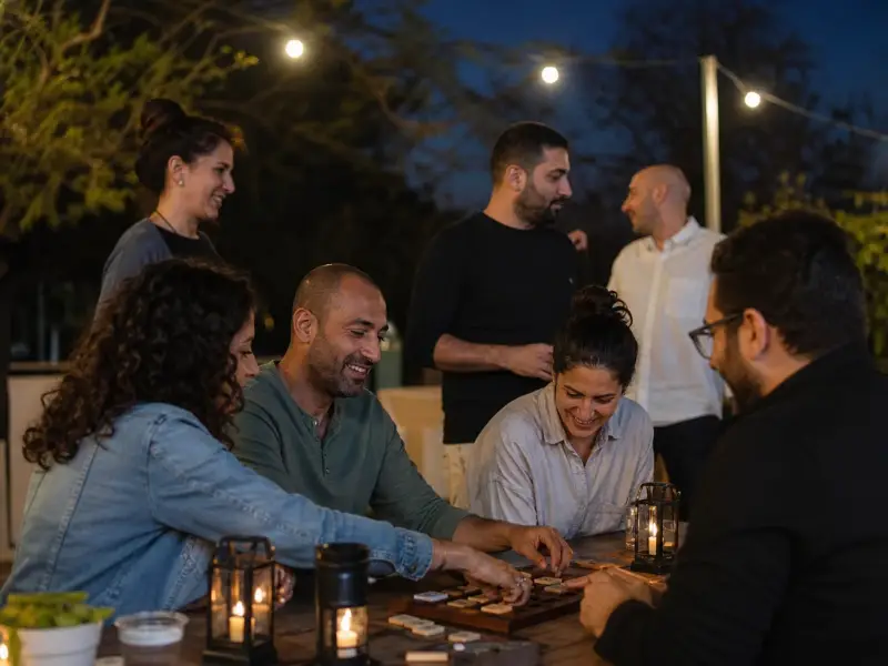 חברי צוות משתתפים בפעילות ערב חווייתית באווירה חמה
