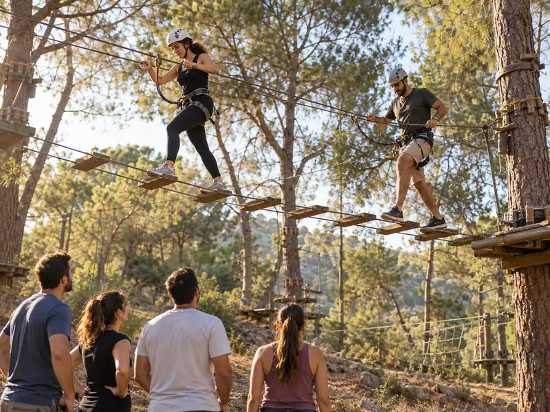 קבוצה משתפת פעולה במסלול חבלים אתגרי בחורש