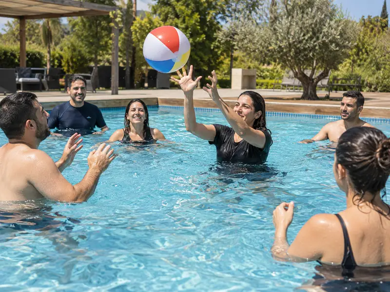 עובדים משתתפים במשחק כדור קבוצתי בבריכה
