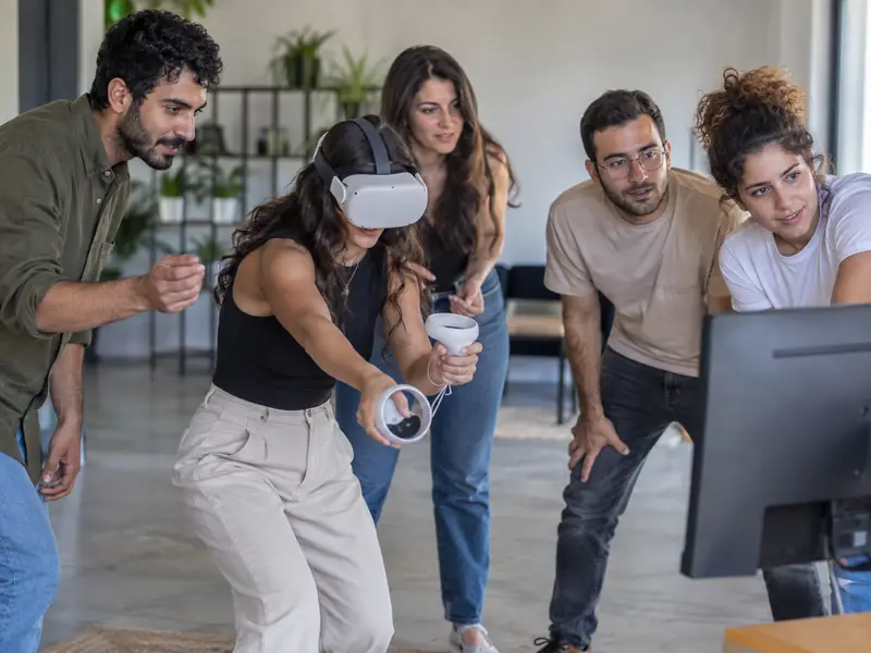 צוות משתתף יחד באתגר מציאות מדומה באולם